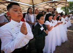 Como parte de la celebración por el décimo aniversario, 80 niños recibieron su primera comunión durante la misa.