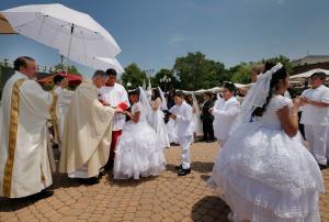 Junto con el cardenal Retes, el cardenal Cupich distribuye la comunión a los 80 niños que hicieron su primera comunión.