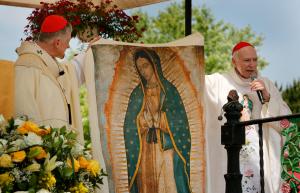 El cardenal Cupich sostiene un extremo mientras el cardenal Aguiar Retes presenta una réplica de la imagen de Ntra. Sra. de Guadalupe. Foto: Karen Callaway/Católico