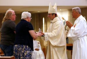 Representantes de las vicarías I y II, los obispos auxiliares Mark Bartosic y Jeffrey Grob concelebraron una Misa por la Esperanza y la Sanación para orar por víctimas o sobrevivientes  en la iglesia St. Edna en Arlington Heights el 1 de junio, Las demás vicarías también celebraron misas en distintas noches. Foto: Karen Callaway/Católico