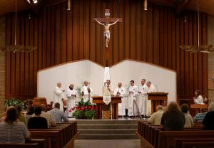 Representantes de las vicarías I y II, los obispos auxiliares Mark Bartosic y Jeffrey Grob concelebraron una Misa por la Esperanza y la Sanación para orar por víctimas o sobrevivientes  en la iglesia St. Edna en Arlington Heights el 1 de junio, Las demás vicarías también celebraron misas en distintas noches. Foto: Karen Callaway/Católico