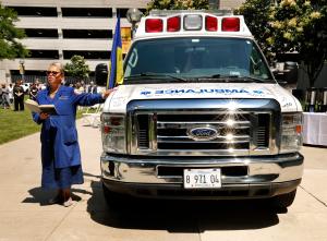 Stephanie Welsh, gerente de Cuidado Espiritual en Trinity Health-Centro Médico de la Universidad Loyola, bendice la ambulancia. Foto: Karen Callaway/Católico