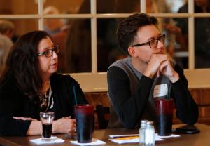 Con una charla a cargo de Ric Estrada, de Metropolitan Family Services, el 20 de julio dio comienzo la serie de pláticas de jóvenes profesionistas hispanos, organizada por el Consejo Hispano de la Arquidiócesis de Chicago. Estrada habló sobre la manera en que equilibra su carrera con su vida profesional, el evento tuvo lugar en Tufano’s Vernon Park Tap. La próxima charla está programada para septiembre, esté pendiente. Foto: Karen Callaway/Católico