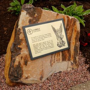 Placa del árbol plantado en memoria de aquellos que murieron en la balacera.