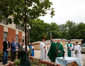 El padre Hernán Cuevas, pastor de la parroquia Christ Our Hope guio a la congregación al exterior, para bendecir un árbol plantado en memoria de aquellos que murieron en la balacera.