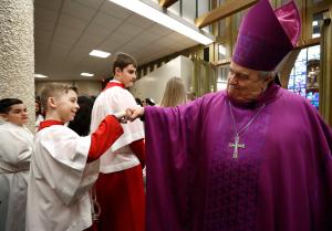 El obispo Manz después de oficiar la misa de apreciación a los monaguillos en Our Lady of
Mount Carmel, en marzo de 2019. Foto: Karen Callaway/Católico