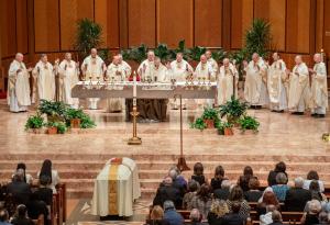 El cardenal Cupich fue el celebrante principal en los funerales del obispo John Manz el 26 de julio en la Catedral del Santo Nombre. Foto: Randy Belice/Católico