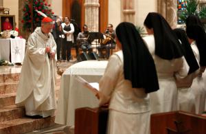 El cardenal Cupich inciensa el ataúd con el cuerpo del obispo Manz, durante los funerales el 26 de julio en la Catedral del Santo Nombre. Foto: Karen Callaway/Católico
