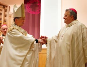 El arzobispo Cupich felicita al obispo Manz después de una misa especial por el 20 aniversario de la ordenación episcopal del obispo Manz en la capilla de St. Ferdinand, en marzo de 2016. Foto: Karen Callaway/Católico