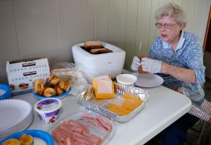 La hermana de la caridad Mary Catherine McDonagh hace pan tostado para los migrantes el 8 de agosto. Miembros de iglesias de Oak Park ayudan para servir desayuno en el albergue de emergencia en la iglesia Catherine of Siena-St. Lucy, en 38 N. Austin Blvd.