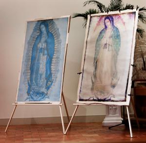 Las dos imágenes anteriores de Ntra. Sra. de Guadalupe se exhiben durante la misa en el Santuario de Des Plaines el 14 de agosto.