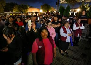Feligreses oran después de que la nueva imagen fuera develada el 14 de agosto en el santuario de Des Plaines.