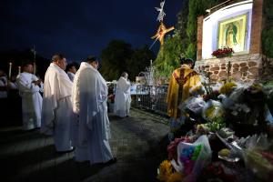 Acompañado por sacerdotes y diáconos, el padre Esequiel Sánchez, rector del santuario, ora después de develar la nueva imagen de la Virgen de Guadalupe el 14 de agosto. Fotos: Karen Callaway/Católico