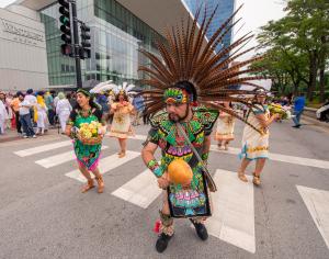 Alfredo Yépez de la parroquia Cristo Rey danza con su grupo en Cermak Road como parte del desfile el 13 de agosto.  Fotos: Diácono Randy Belice/Católico