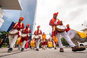 El grupo HSS USA, miembros de la comunidad sikh durante el desfile de las religiones el 13 de agosto.