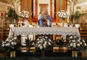 El obispo Kevin Birmingham fue el celebrante principal en la misa para dar la bienvenida a Nuestra Señora de San Juan de los Lagos en la iglesia Santos Genoveva y Estanislao Obispo y Mártir el 14 de agosto de 2023. Foto: Cindy Flores Mocarski/Católico