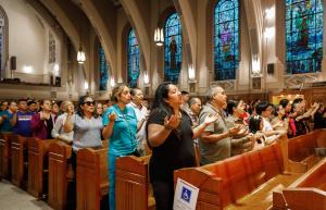 Asistentes a la misa a Nuestra Señora de San Juan de los Lagos en la iglesia Santos Genoveva y Estanislao Obispo y Mártir el 14 de agosto. Foto: Cindy Flores Mocarski/Católico
