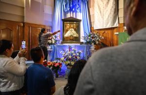 Parroquianos veneran la efigie y toman fotos después de la misa a Ntra. Sra. de San Juan de los Lagos en Sta. Genoveva el 14 de agosto de 2023. Foto: Cindy Flores Mocarski/Católico