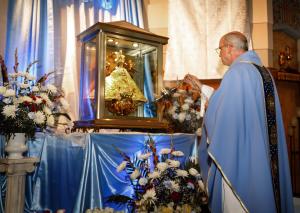 El obispo Kevin Birmingham fue el celebrante principal en la misa para dar la bienvenida a Nuestra Señora de San Juan de los Lagos en la iglesia Santos Genoveva y Estanislao Obispo y Mártir el 14 de agosto de 2023. Foto: Cindy Flores Mocarski/Católico