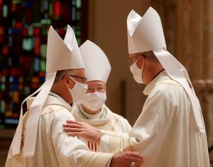 El cardenal Cupich ordenó a tres obispos auxiliares: Robert J. Lombardo, Jeffrey S. Grob y Kevin M. Birmingham el 13 de noviembre de 2020, en la Catedral del Santo Nombre, en Chicago. Foto: Karen Callaway/Católico