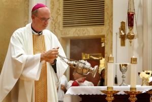 El obispo auxiliar Kevin Birmingham inciensa el altar durante la misa solemne por la consagración del nuevo altar y rededicación de la iglesia en Ntra. Sra. del Monte en Cícero el 24 de junio de 2022. Foto: Karen Callaway/Católico
