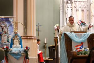 El padre Claudio Díaz durante la misa en Jesús pan de vida, en Humboldt Park el 10 de noviembre.