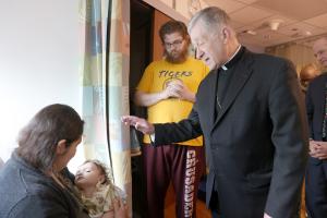 En la víspera de Navidad, el cardenal Blase Cupich visitó a pacientes hospitalizados en Lurie Children’s Hospital que no pudieron estar en casa para celebrar la Navidad. El cardenal se reunió también con personal de atención médica de Lurie’s para ofrecerles consuelo y esperanza. Así mismo, entregó cruces bendecidas por el papa Francisco a pacientes y a sus familiares. Foto: Jan Terry/Lurie Children’s