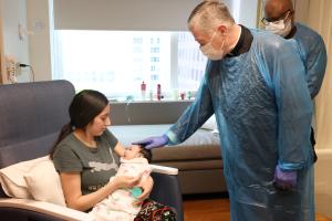 En la víspera de Navidad, el cardenal Blase Cupich visitó a pacientes hospitalizados en Lurie Children’s Hospital que no pudieron estar en casa para celebrar la Navidad. El cardenal se reunió también con personal de atención médica de Lurie’s para ofrecerles consuelo y esperanza. Así mismo, entregó cruces bendecidas por el papa Francisco a pacientes y a sus familiares. Foto: Jan Terry/Lurie Children’s