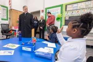 El cardenal Blase Cupich conversó con alumnos de kindergarten durante su visita a la escuela St. Catherine of Sienna – St. Lucy de la parroquia del mismo nombre en Oak Park, el 19 de diciembre. Fotos: Diácono Randy Belice/ Católico