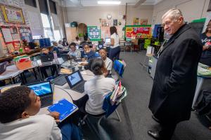 El cardenal Blase Cupich conversó con alumnos de kindergarten durante su visita a la escuela St. Catherine of Sienna – St. Lucy de la parroquia del mismo nombre en Oak Park, el 19 de diciembre. Foto: Diácono Randy Belice/ Católico