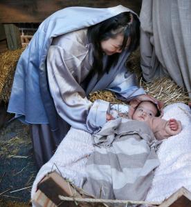 Miembros de la parroquia St. Mother Teresa of Calcutta y la escuela St. Therese Chinese Catholic School presentaron su primera Natividad Viviente, con todo y animales de establo, música y lecturas de Navidad en varias lenguas el 16 de diciembre en la iglesia St Barbara, en el sur de Chicago. Foto: Karen Callaway/Católico