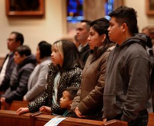La Catedral del Santo Nombre organizó una misa de Adviento para más de 500 migrantes recién llegados el 17 de diciembre, con el obispo Daniel Turley, O.S.A. Después de la misa, se les dio la bienvenida en la cafetería de la escuela Frances Xavier Warde donde recibieron alimentos, abrigos, juguetes y objetos religiosos. El ministerio de jóvenes adultos de la catedral organizó la colecta de juguetes y ropa. Foto: Karen Callaway/Católico