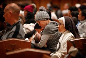 La Catedral del Santo Nombre organizó una misa de Adviento para más de 500 migrantes recién llegados el 17 de diciembre, con el obispo Daniel Turley, O.S.A. Después de la misa, se les dio la bienvenida en la cafetería de la escuela Frances Xavier Warde donde recibieron alimentos, abrigos, juguetes y objetos religiosos. El ministerio de jóvenes adultos de la catedral organizó la colecta de juguetes y ropa. Foto: Karen Callaway/Católico