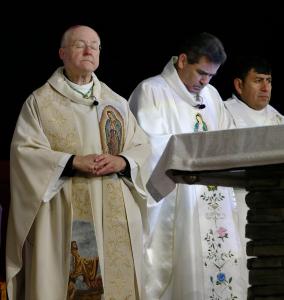 El padre Esequiel Sánchez, rector del Santuario, se une al obispo auxiliar Jeffrey Grob en la oración durante la misa de apertura el 11 de diciembre.
