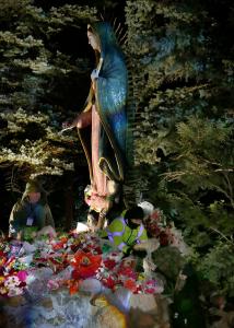 Los fieles depositan flores y veladoras, oran en la en la víspera de la festividad de Ntra. Sra. de Guadalupe el 11 de diciembre.