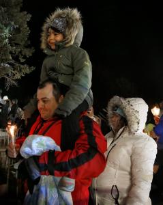 Los peregrinos se abren paso hacia la imagen de la Virgen de Guadalupe durante las celebraciones la víspera.