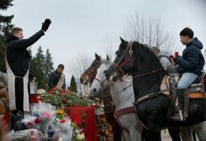 El diácono Leonardo Victor bendice a los jinetes y a sus caballos mientras se acercan a la imagen de Ntra. Sra. de Guadalupe.