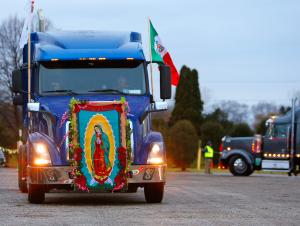 Más de 200 camiones semirremolque decorados con imágenes de Ntra. Sra. de Guadalupe hicieron su peregrinación en el Santuario de Des Plaines el 2 de diciembre.
