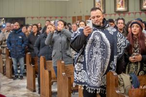 Feligreses de San Pancracio durante la misa con que celebraron la reapertura de su iglesia el 12 de diciembre. Fotos: Randy Belice/Católico