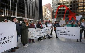 Los participantes oran en Federal Plaza en Chicago durante la 18 Posada Anual por la Reforma Migratoria el 15 de diciembre.