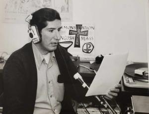 En Chicago, el diácono fundó el programa radiofónico “Pueblo en marcha” en 1972. Foto proporcionada por su familia.
