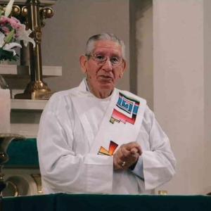 El diácono Jesús Zeferino Ochoa (1936-2024) luchó por abrir espacios a la comunidad hispana en Chicago. Foto proporcionada por su familia.
