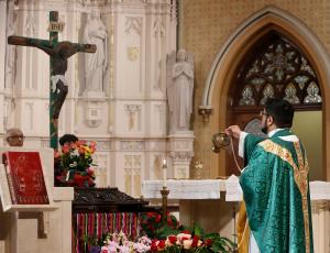 El padre Jesús Raya Custodio presidió, junto con el padre Steven Bauer, pastor de San Alfonso  en la misa para celebrar a Nuestro Señor de Esquipulas el 14 de enero.