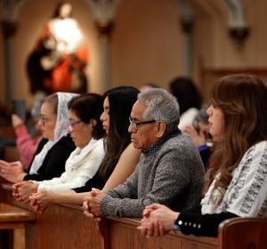 Familias oran durante la misa al Señor de Esquipulas.