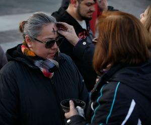 Parroquianos de Cristo Rey y miembros de la comunidad reciben cenizas en La Villita el 14 de febrero.