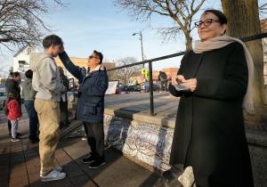 Parroquianos de Cristo Rey y miembros de la comunidad reciben cenizas en La Villita el 14 de febrero.