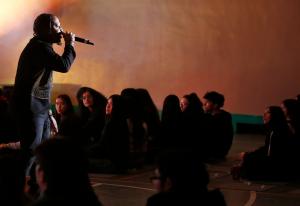 Joseph Saunders, conocido como King Justus, da una charla de testimonio al comienzo del evento.
