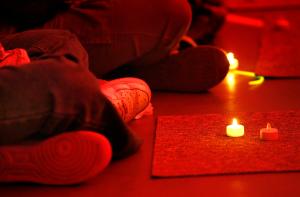 Se entregaron a los jóvenes velas de baterías durante el momento de la oración.