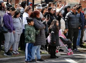 Feligreses de San Jerónimo atestiguan las Estaciones de la Cruz.