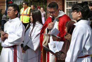 El padre Noel Reyes, de San Jerónimo, leyó las meditaciones y oraciones durante el Viacrucis.